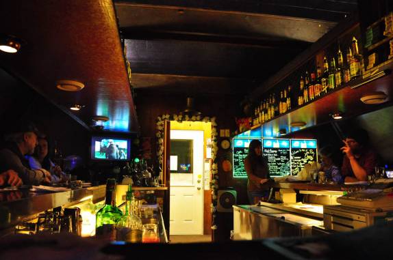 Um dos bares de Talkeetna, no Alaska, já bem tranquilo depois da temporada